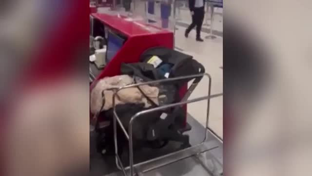 Primele imagini cu bebelușul lăsat de părinți pe banda de bagaje la check-in pentru că nu avea bilet