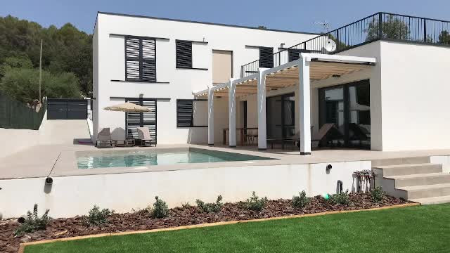 Afacerea pornită într-o localitate din Bacău care trimite pe bandă rulantă case din lemn în toată lumea