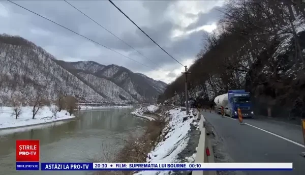 Restricții de circulație pe Valea Oltului. Asfaltul s-a fisurat în mai multe locuri