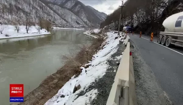 Restricții de circulație pe Valea Oltului. Asfaltul s-a fisurat în mai multe locuri