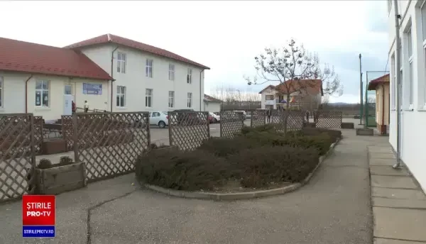 Un elev din Argeș a amenințat cu moartea profesorul de matematică, după ce i-a spus că îi va scădea nota la purtare