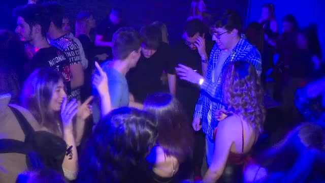 Centrul Vechi rămâne destinația favorită de weekend a tinerilor: ”Petrecem până dimineața!”