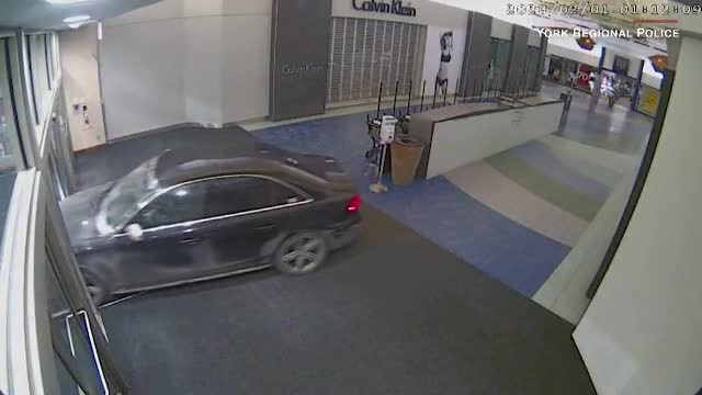Ca într-un film de acțiune, două persoane au jefuit un centru comercial din Toronto intrând cu mașina prin geamuri