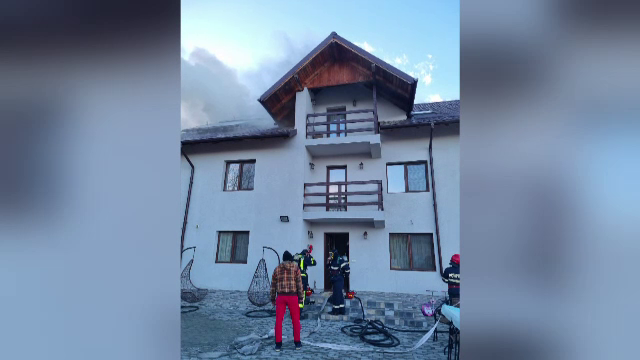 Panică la o pensiune din Călimănești. Un incendiu a cuprins mare parte din clădire