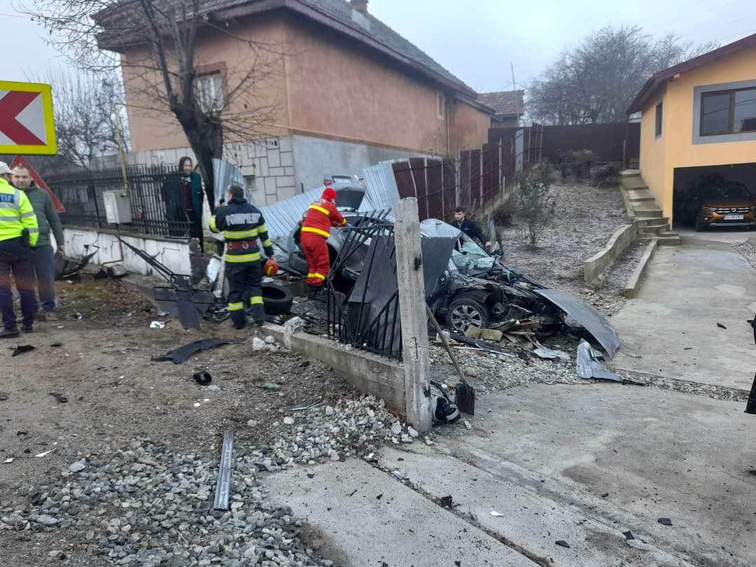 O mașină a derapat și a intrat într-o curte. Patru persoane au ajuns la spital | FOTO