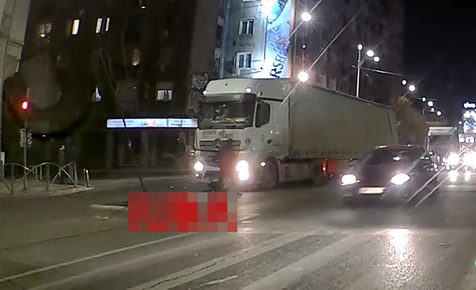 VIDEO viral: ”I-ai salvat”. Gest impresionant făcut de un șofer la pasajul din Piața Unirii în fața unui camion