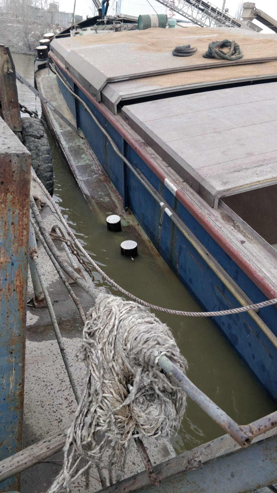 O barjă românească s-a scufundat în portul Reni din Ucraina. GALERIE FOTO