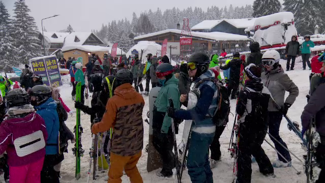 La munte este cod roșu de distracție. Oamenii au stat la cozi atât pe drumurile de acces către munte cât și în stațiuni