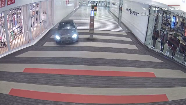 Jaf ca în filme. Doi hoți au intrat cu mașina într-un mall și au furat electronice