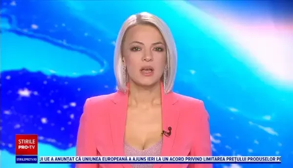 Ca într-un film de acțiune, două persoane au jefuit un centru comercial din Toronto intrând cu mașina prin geamuri