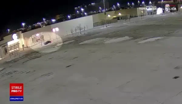 Jaf ca în filme. Doi hoți au intrat cu mașina într-un mall și au furat electronice