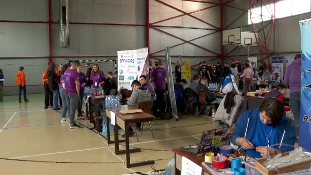Peste 200 de liceeni au participat la meciuri „amicale” de robotică, înainte de campionatele internaționale