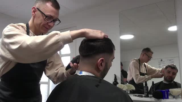 Povestea uimitoare a lui Ionuț, frizerul fără degete. S-a născut cu o malformaţie gravă, dar nu a renunțat la visul său