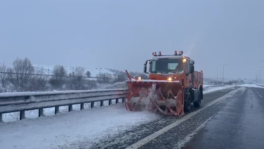Un val de frig a cuprins România și a adus temperaturi și de minus zece grade în unele zone. „Nu poți să stai în picioare”