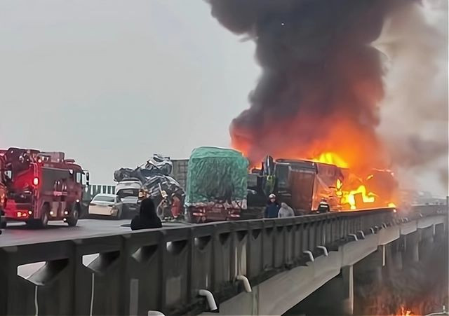 16 persoane au murit, iar alte zeci sunt rănite, după un carambol pe o autostradă din China | VIDEO