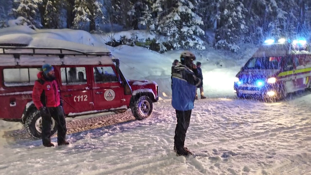 Iarna s-a dezlănțuit în România. O femeie care a născut într-un sat blocat de zăpezi a murit în drum spre spital