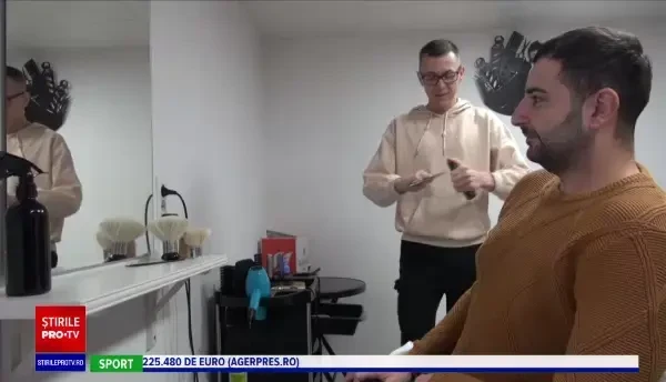 Povestea uimitoare a lui Ionuț, frizerul fără degete. S-a născut cu o malformaţie gravă, dar nu a renunțat la visul său