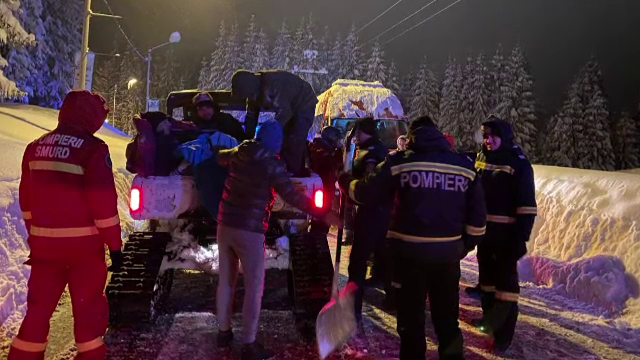 Zeci de persoane cazate în cabana Șanta au avut nevoie de ajutor pentru a se întoarce acasă, din cauza zăpezilor