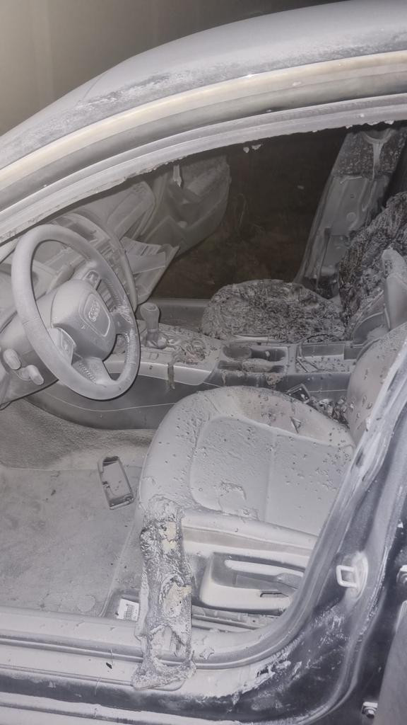 Surse: Bărbatul care și-a agresat iubita, a băgat-o în portbagaj și a dat foc mașinii ar fi manelistul Gicuță din Apărători