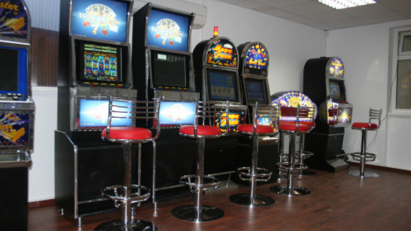 Angajată a unei săli de jocuri din Argeș, suspectată că ar fi ajutat clienți să câștige ilegal aproape 500.000 de lei