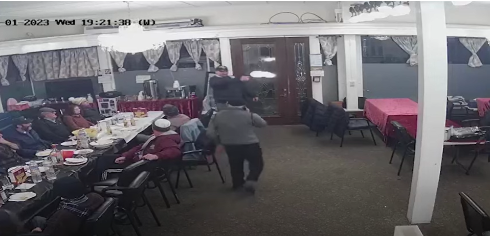 Un rus deschide focul într-o sinagogă din SUA, dar oamenii stau calmi. Unul s-a ridicat chiar să răspundă la telefon VIDEO