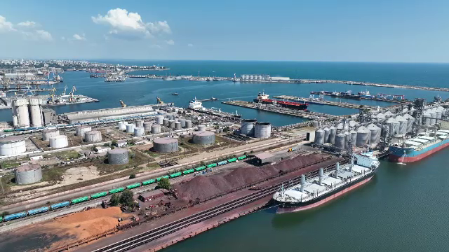 România trebuie să importe din alte părți cantități uriașe de motorină, după ce UE a interzis carburanții rusești