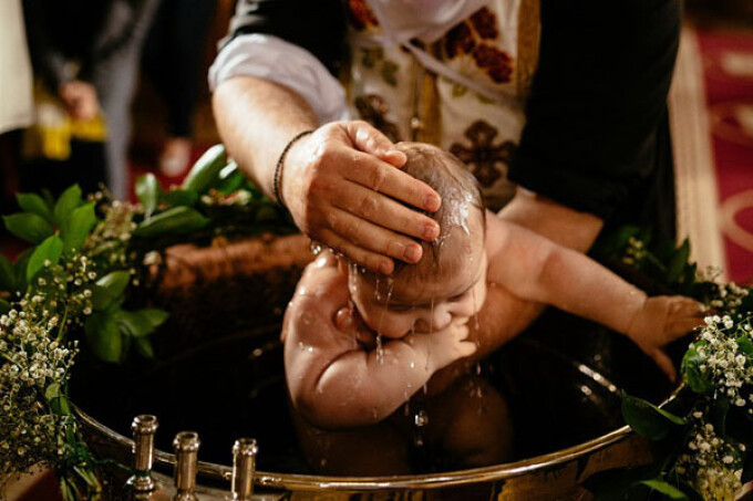 Preot din Suceava, acuzat de „suprataxă” la botez. Răspunsul lui IPS Calinic: și Biserica plătește facturi