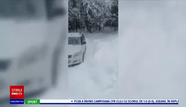 Zeci de persoane cazate în cabana Șanta au avut nevoie de ajutor pentru a se întoarce acasă, din cauza zăpezilor