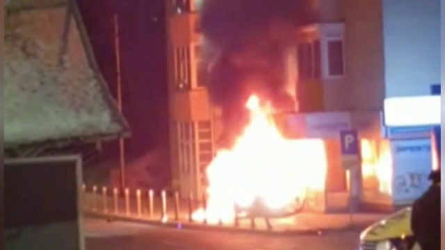 O mașină a luat foc, în urma unui accident, în Pitești. „A venit cu 150 la oră și a intrat în mine”