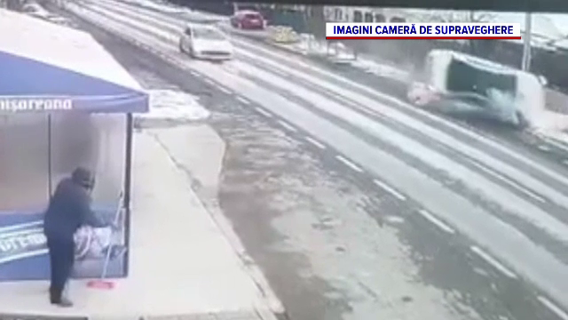 O mașină s-a răsturnat pe DN 72, în Dâmbovița. Șoferul a scăpat în mod miraculos și s-a ales cu o amendă