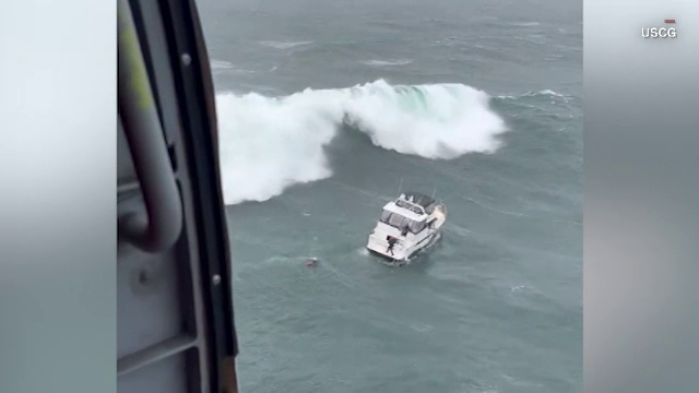 Răsturnare de situație pentru un bărbat care a furat o barcă. A trebuit să alerteze autoritățile după ce l-a prins furtuna