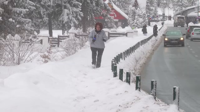 Deszăpezirea trotuarelor, test pentru administrații. În Poiana Brașov multe trotuare arată mai rău decât pârtiile de schi