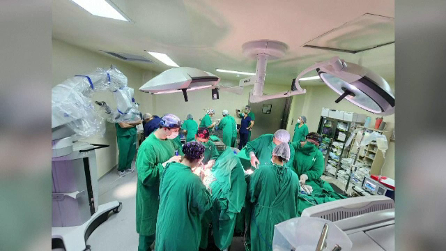 O femeie a născut prin cezariană în timp ce era operată pe creier. Două echipe de medici au lucrat simultan