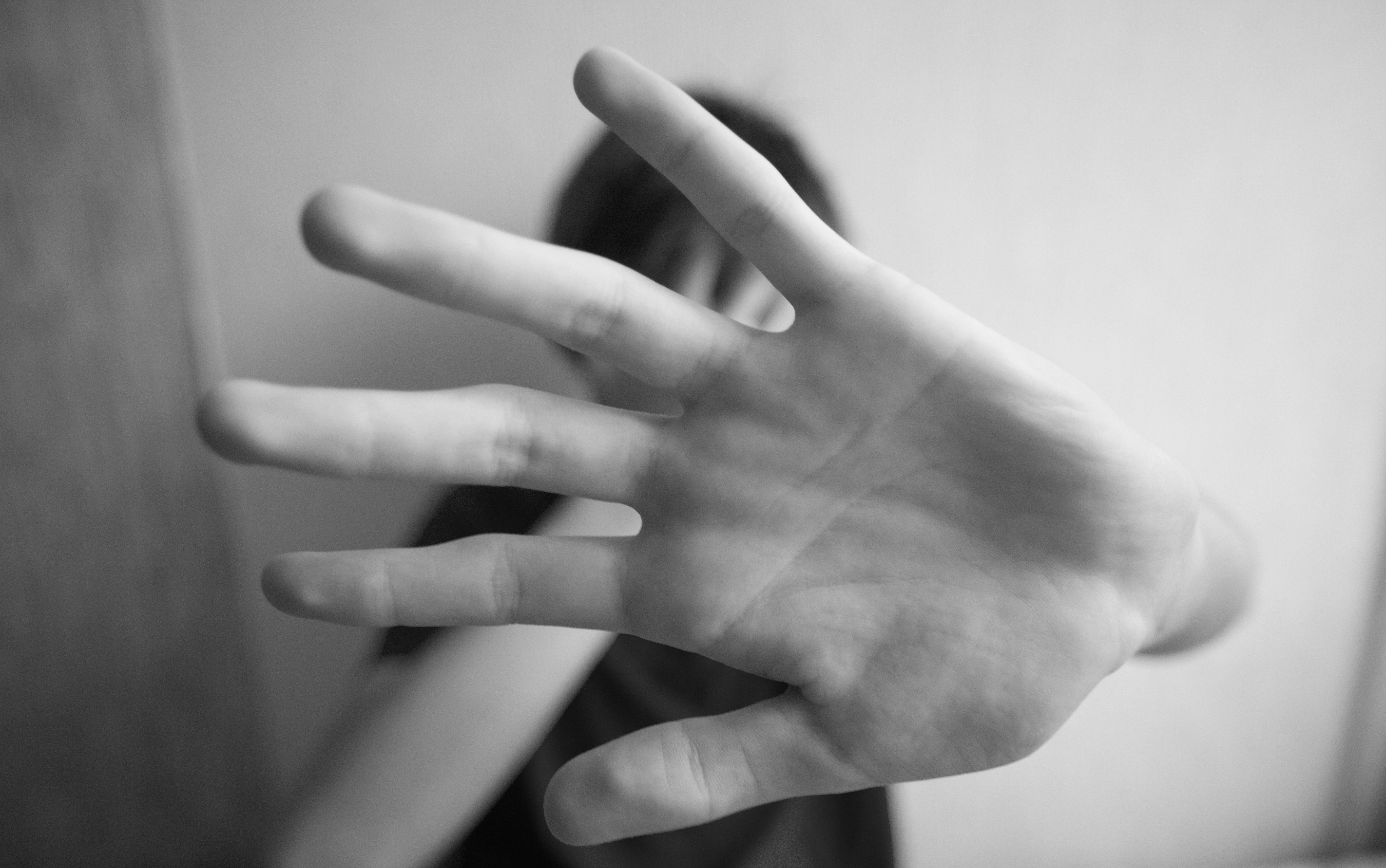 Un adolescent de 15 ani ar fi violat un copil de șapte ani. Mama băiatului era la cumpărături