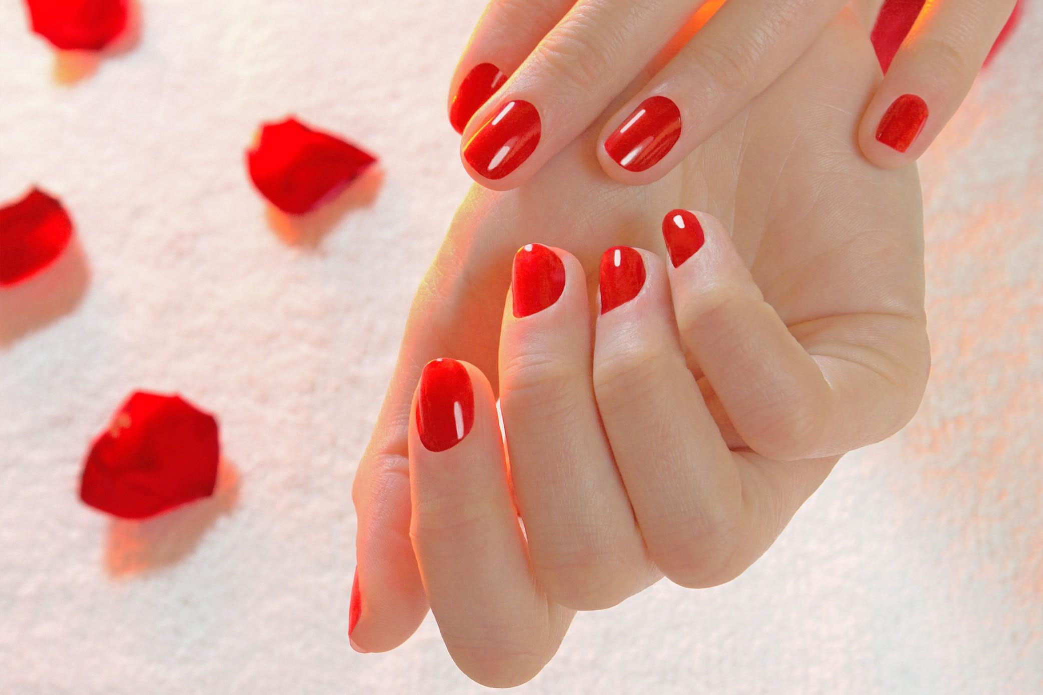 (P) Idei de design pentru manichiura cu ojă semipermanentă în culoarea roșu