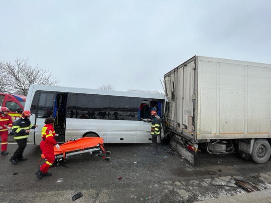 Accident între un microbuz și un TIR, în Bacău. Șapte persoane, duse la spital. FOTO