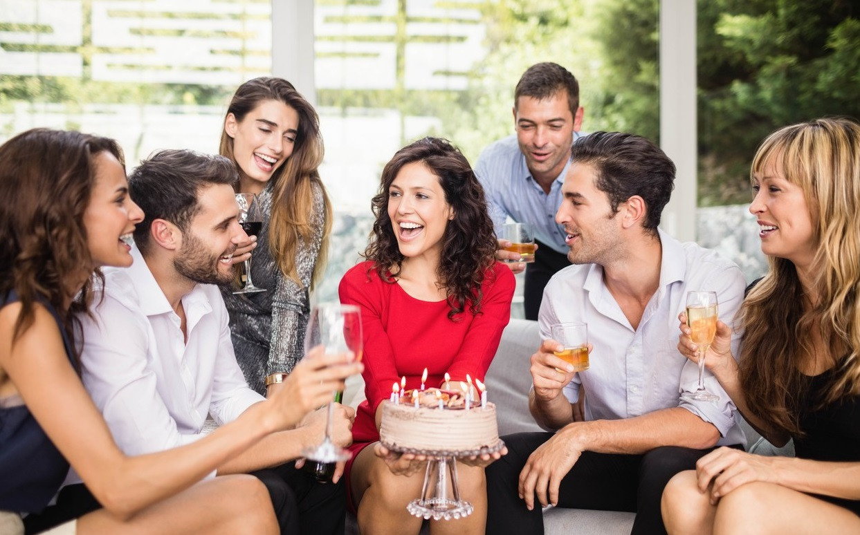 Românii ar putea avea liber de la serviciu de ziua lor de naștere. "Angajaţii ar fi mai motivaţi"