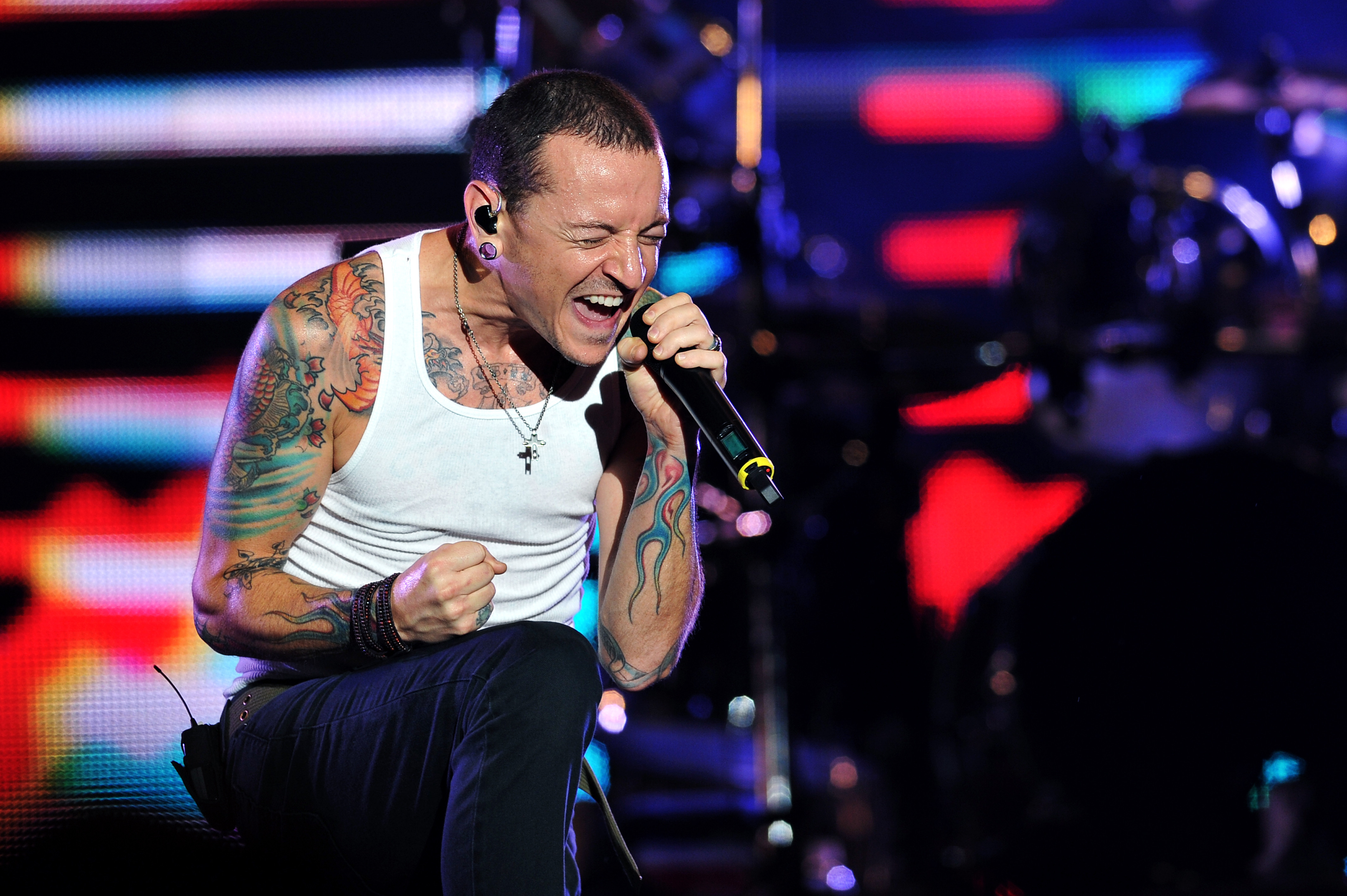 Linkin Park lansează un cântec neștiut până acum cu solistul Chester Bennington, la șase ani de la moartea acestuia VIDEO