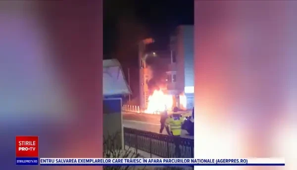 O mașină a luat foc, în urma unui accident, în Pitești. „A venit cu 150 la oră și a intrat în mine”
