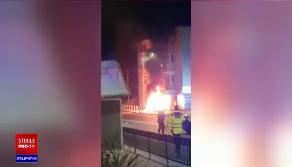 O mașină a luat foc, în urma unui accident, în Pitești. „A venit cu 150 la oră și a intrat în mine”
