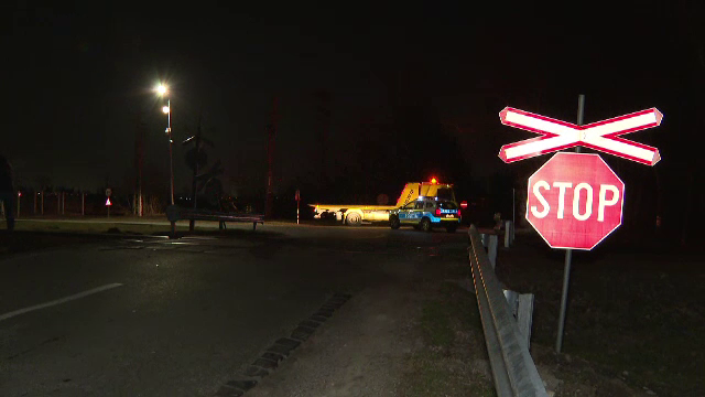 O femeie a ajuns în stare gravă la spital după ce mașina în care se afla a fost lovită de un tren