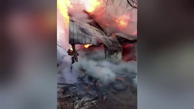 Incendiu într-o gospodărie din Olt. Proprietara a ajuns la spital după ce a făcut un atac de panică