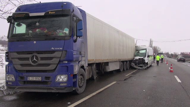 Șapte răniți, după ce un microbuz s-a izbit violent de un TIR, în Bacău. GALERIE FOTO