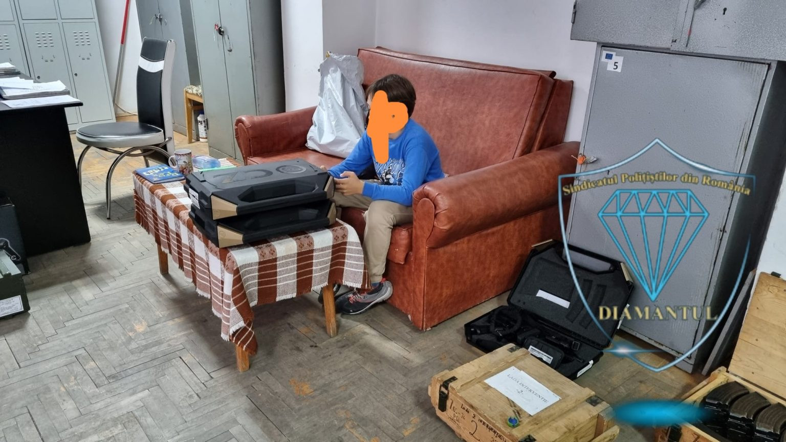 Copil lăsat lângă încărcătoare pentru mitraliere. Un sindicat din poliție reclamă “grave incidente de securitate”