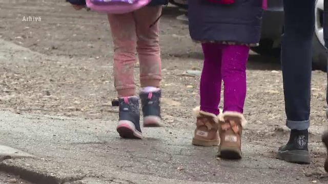 Două fetițe au fost abuzate timp de doi ani de tatăl lor, dar și de un prieten al acestuia. Au povestit ororile la școală