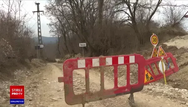 Drumul către un sat din Gorj a fost distrus de o alunecare de teren. Sătenii, majoritatea în vârstă, în pragul disperării