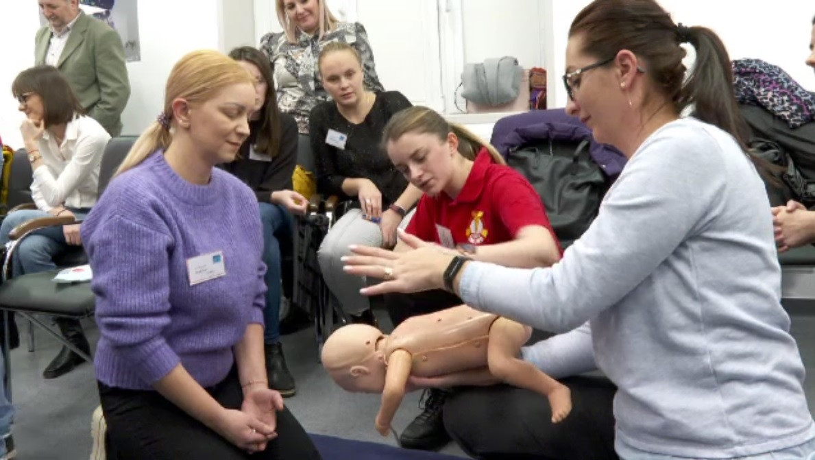 Cursuri gratuite de prim ajutor pentru părinți, organizate de Spitalul Județean din Bistrița şi UPU SMURD