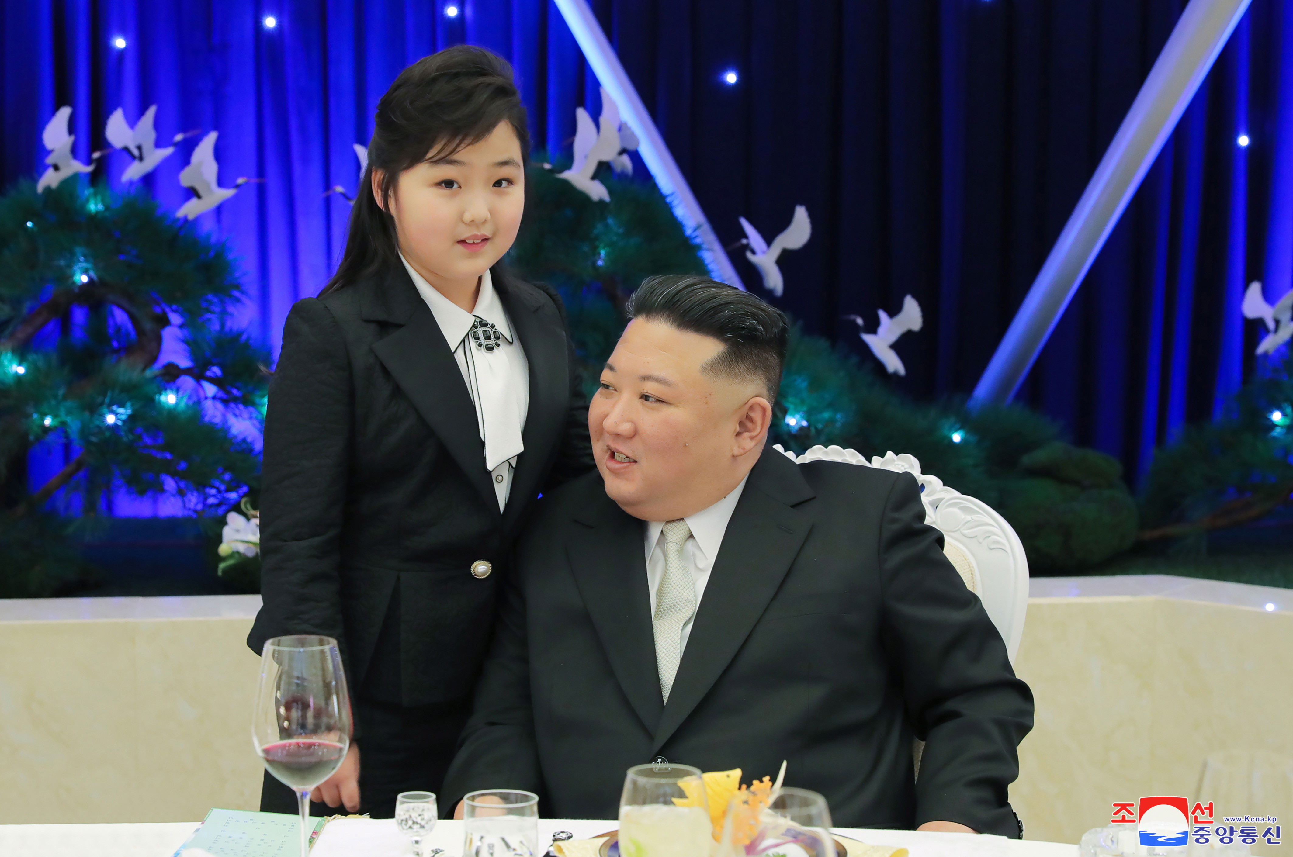Cu cine a apărut Kim Jong Un la ultimul eveniment din Coreea de Nord. Semn puternic privind succesorul său la putere
