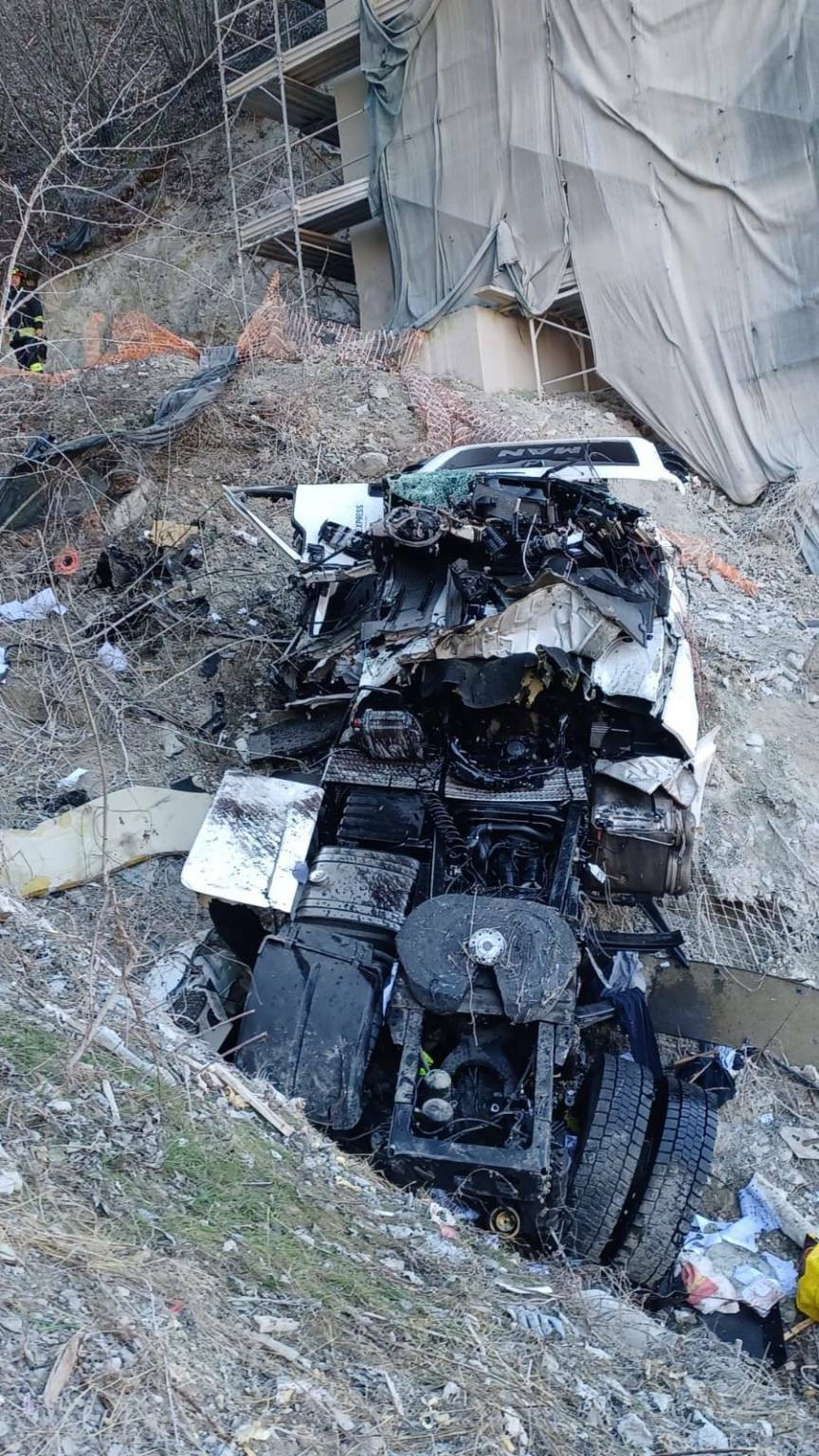 Momentul în care un șofer român cade cu TIR-ul de pe un viaduct, de la 20 metri înălțime, în Italia. VIDEO