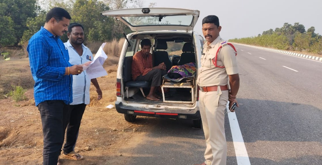 Un bărbat și-a cărat pe umeri soția decedată, după ce au fost abandonați pe marginea drumului de un șofer | FOTO